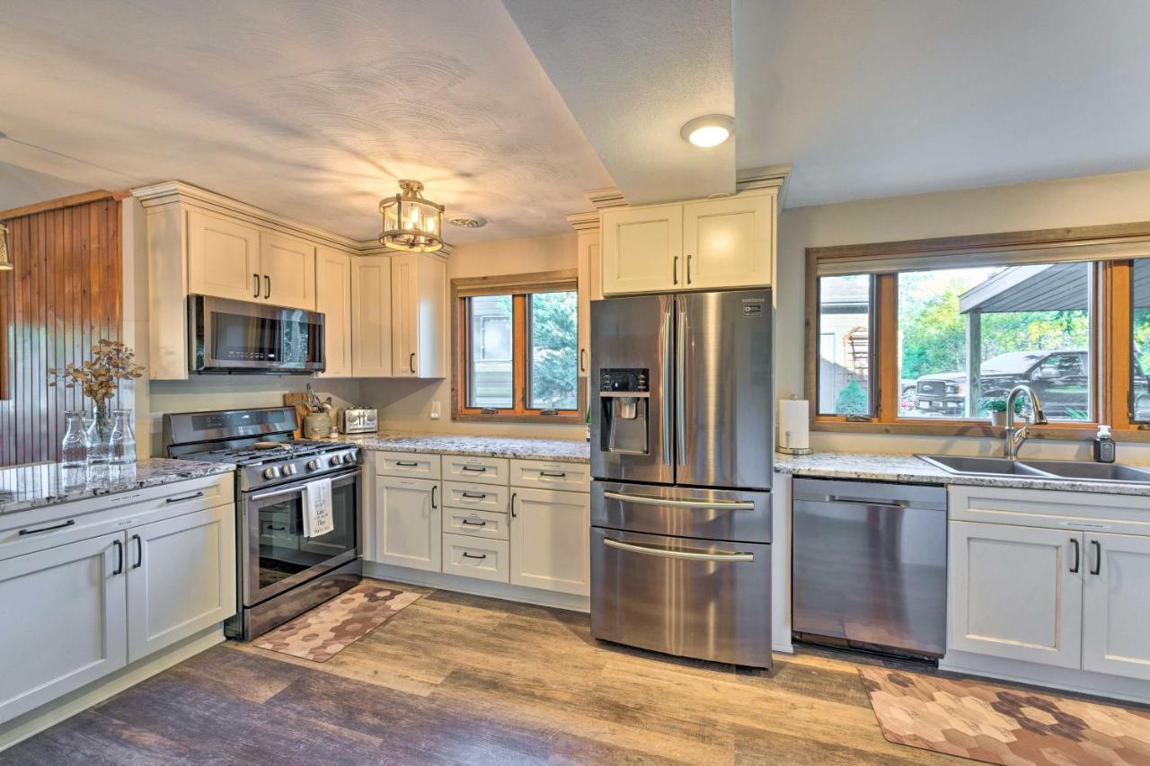 Edgerton Rock River Retreat With Dock And Seasonal Pool! מראה חיצוני תמונה